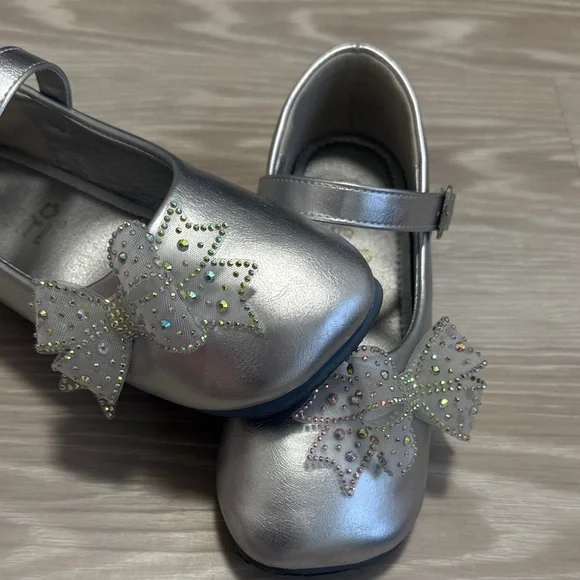 Elegant Silver Kids Dress Shoes with Bow Accents - Picture 2 of 3